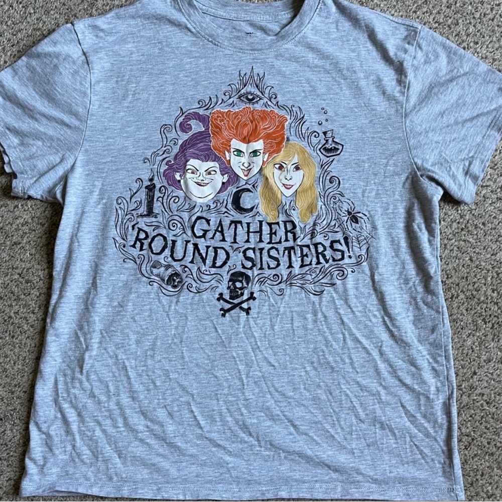 Hocus Pocus gather round sisters graphic T-shirt women’s small